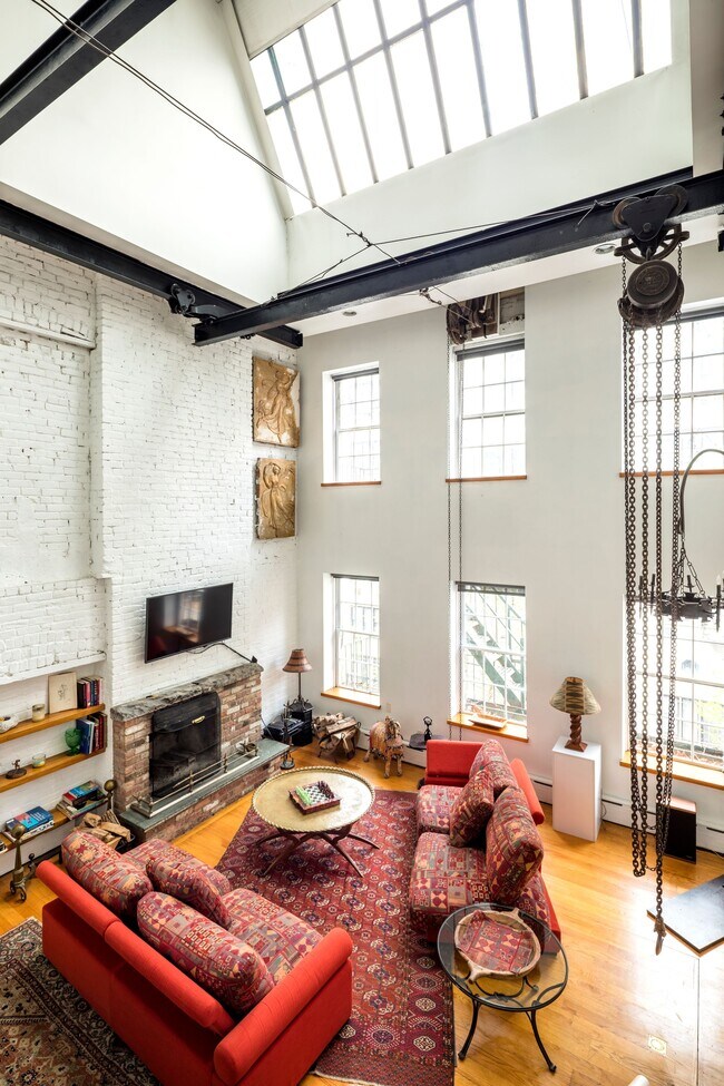 Photo - 218 E 25th St