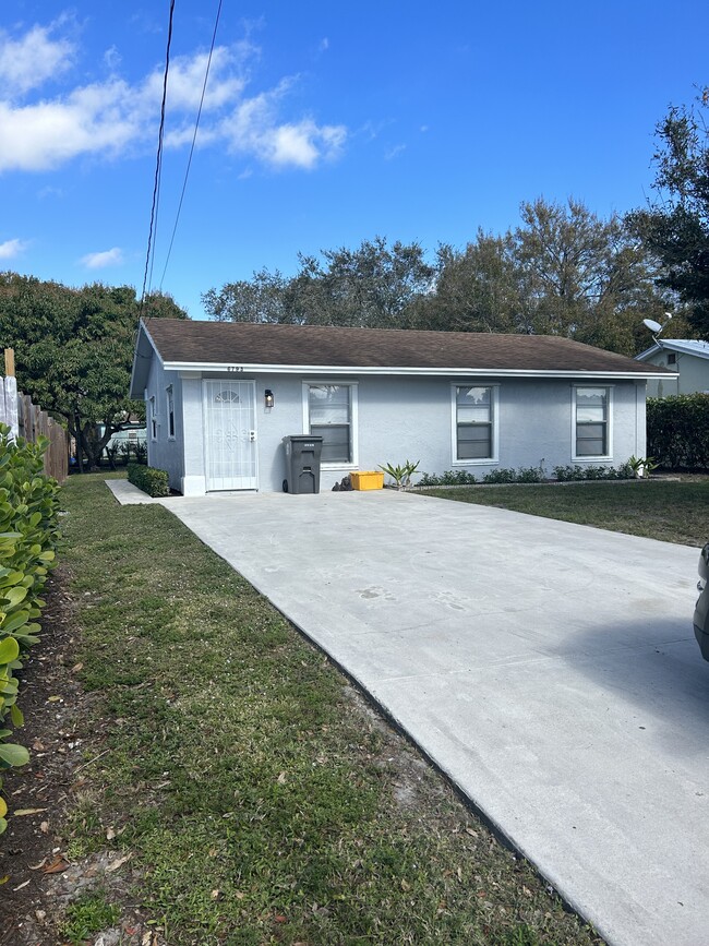 Cozy 2BR 1B cottage minutes away from the beach. - 6793 4th St House