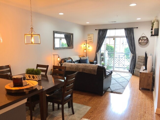 Building Photo - 300 W Elm St Unit 2131