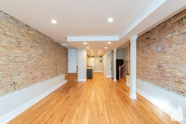 Building Photo - 1 bedroom in Chicago IL 60657 Unit Garden Rental