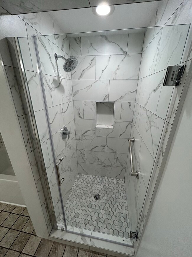 Ducha - 289 S Barrington Ave Unidad 302