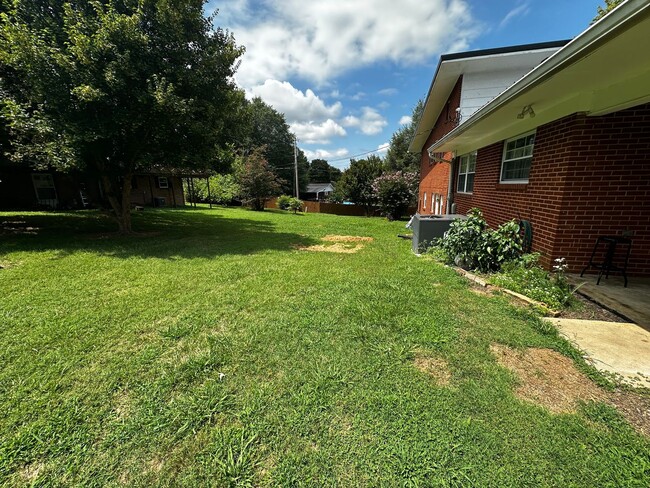Photo - Partially furnished 3 bed/ 1.5 bath - Morr...