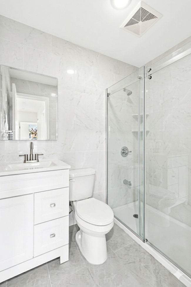 Bathroom - 426 McDonald Ave Unit 1R