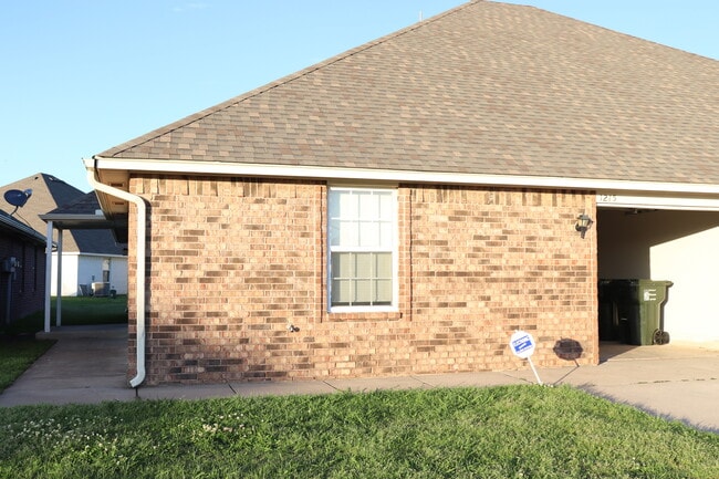 Photo - 1215 Eastgate Dr House