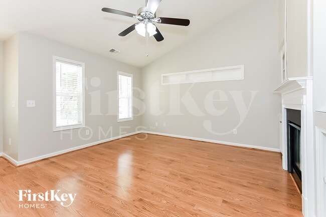 Photo - 307 White Oak Way