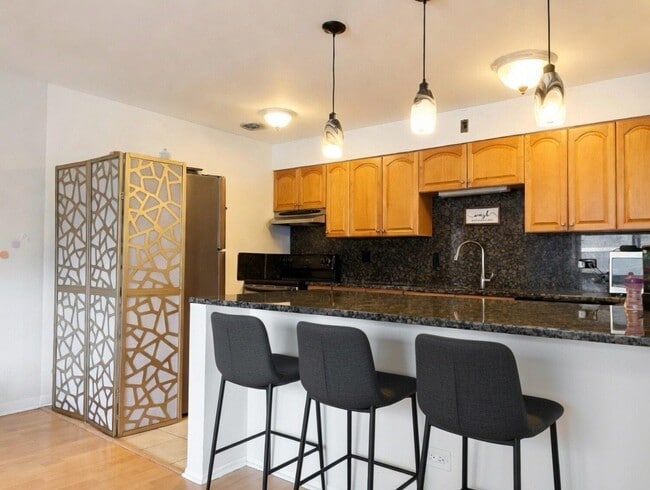 Photo - 6121 N Sheridan Rd