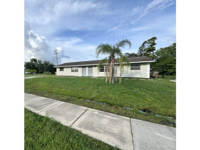 Building Photo - -Available Now-Annual 2 Bed,1Bath Rental