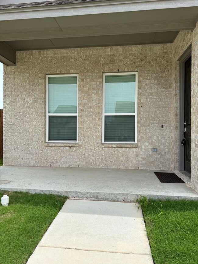 Photo - 3/2/2 Open concept and conveniently located for commuters