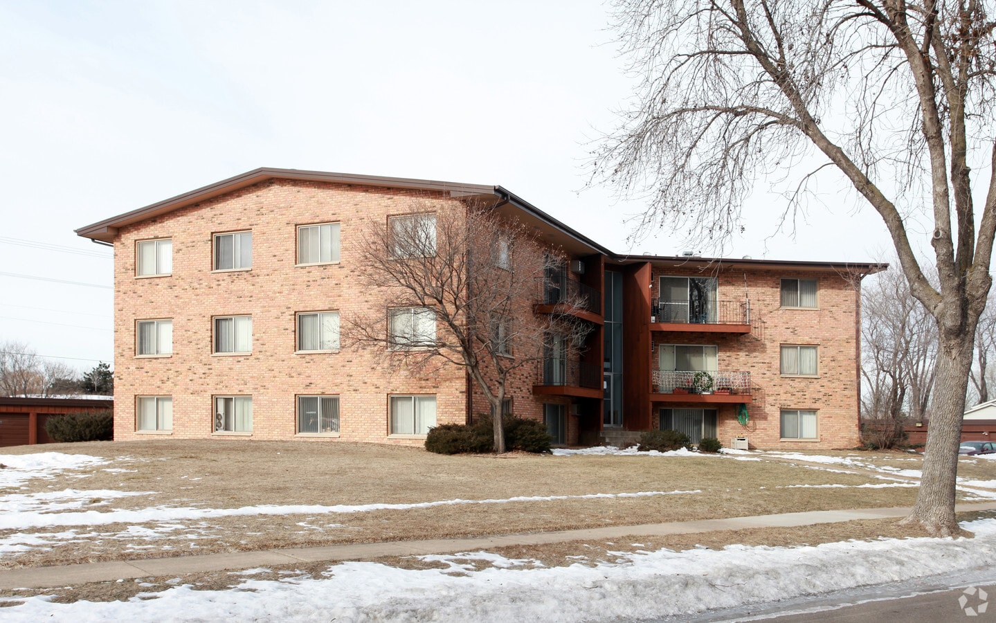 Primary Photo - 4471-4661 Independence Ave N