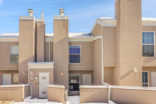 Building Photo - $1,495 - 2 Bed, 1.5 Bath Townhome in CO Springs with Central AC and All Utilities Included Unit Apt B