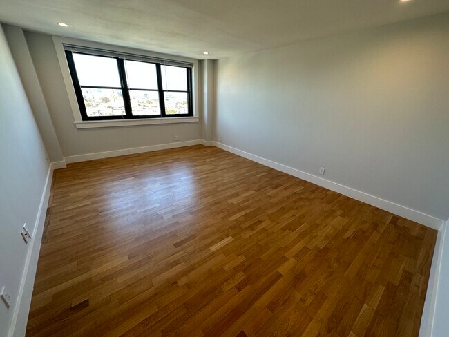 Photo - 447 E 8th St