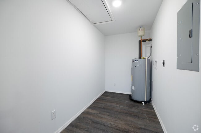 1BR, 1BA - 576SF - Panty