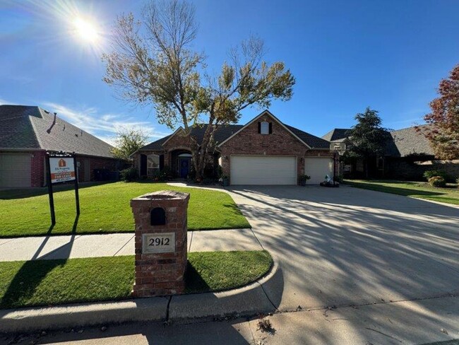 Executive Living in Moore Schools! 3 bedro... - Executive Living in Moore Schools! 3 bedro... House