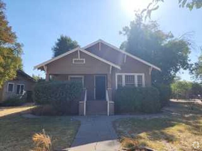 Building Photo - Move in Special -Downtown home, 3 bedroom,...