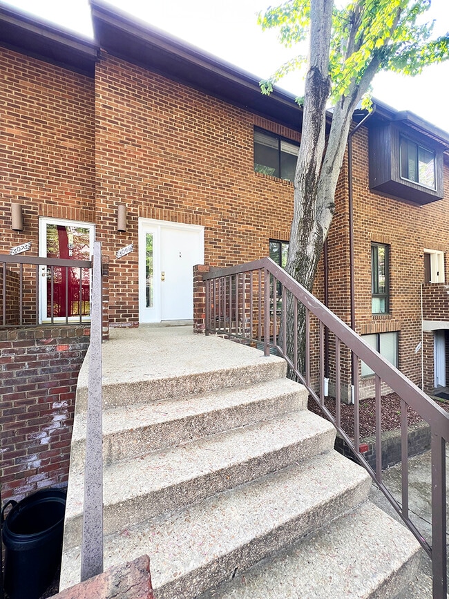 Building Photo - 3069 Hawthorne Dr NE