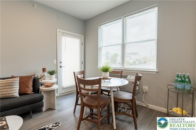 Photo - 948 N Front St Unidad B-5