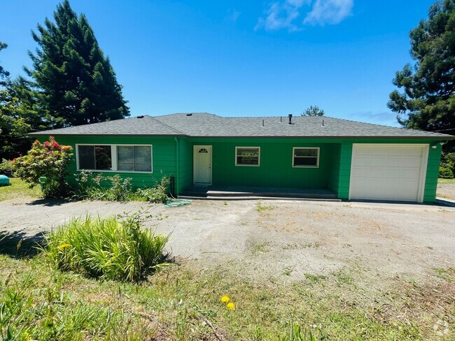 Building Photo - 3 bed, 1 bath Blue Lake home, with picture...