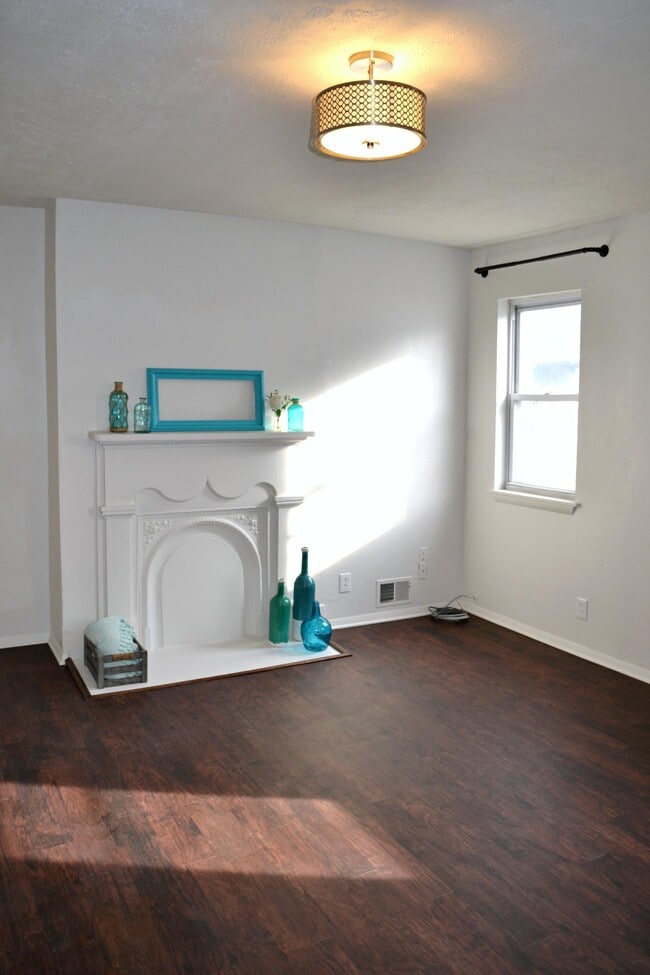 Building Photo - 2611 Larkins Way Unit Apt 2