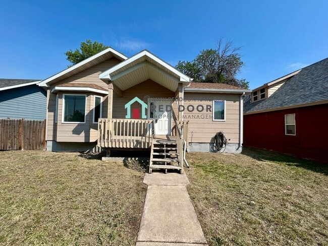 Building Photo - Spacious 3 Bed / 2 Bath Home with Finished...