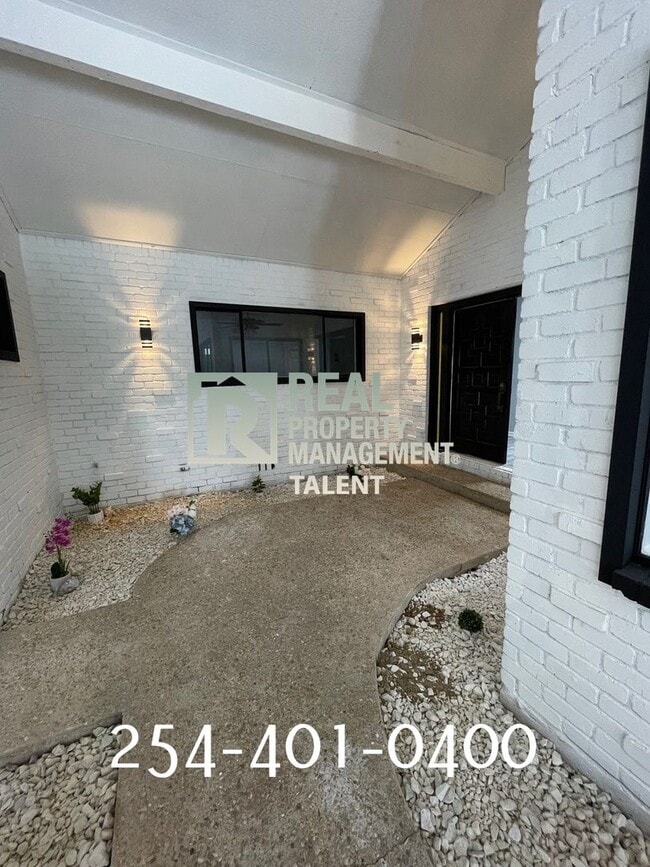 Photo - 111 Country Club Dr