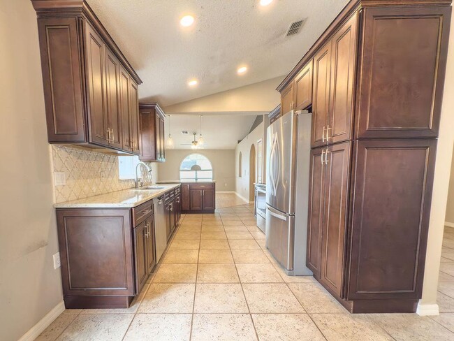 Photo - 1723 Lochshyre Loop