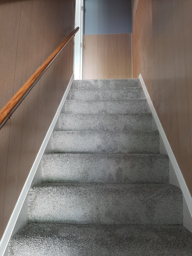 Escaleras a su unidad - 4611 Parkwood Ave Unidad A