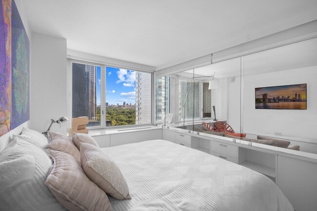 Photo - 322 W 57th St