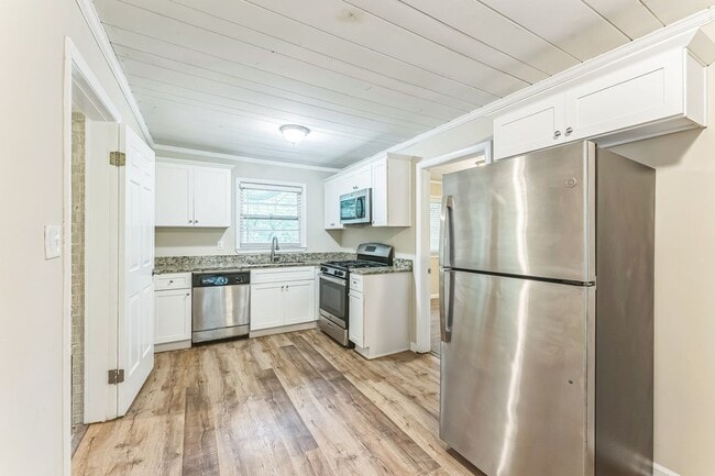 Photo - 195 Polar Rock Rd SW