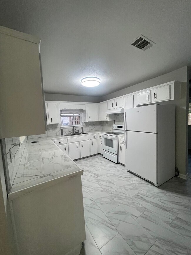 Photo - 202 Leeswood Cir