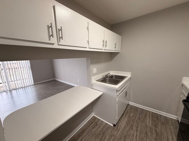 Building Photo - 2082 Fairmont Ct Unit 5