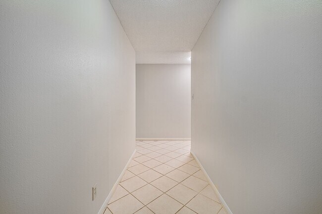 Photo - 3 Bedroom, 2 Bath Duplex Conveniently Loca...