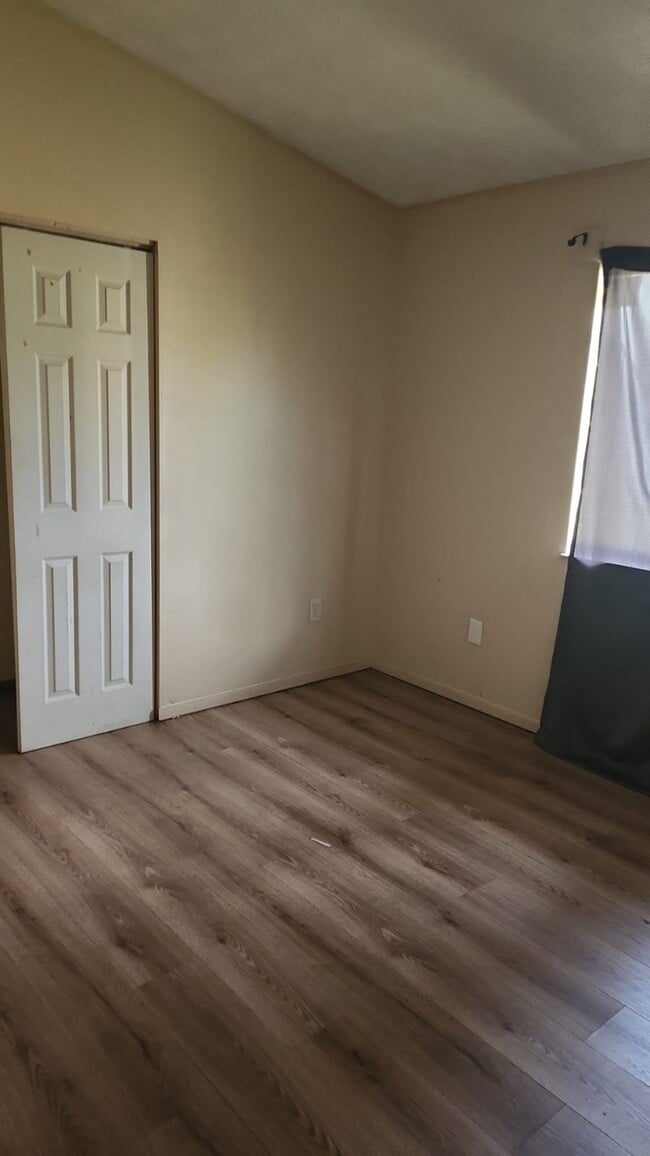 Photo - 1331-1333 Thurston St Unidad 1326