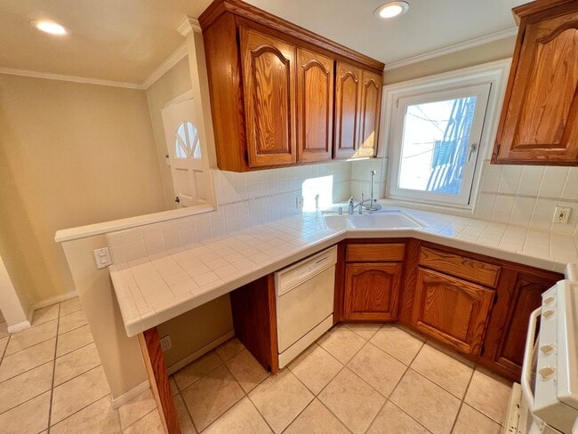 Photo - Peninsula Living just steps to the Beach - Garage included Unidad 5538 E Ocean Blvd