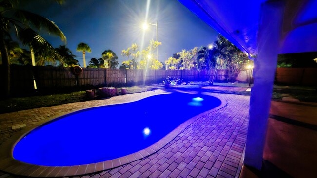 Piscina de noche - 6070 Serene Run