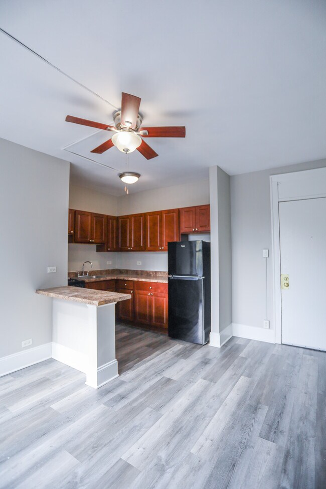 Building Photo - 5324 W Cornelia Ave Unit #307