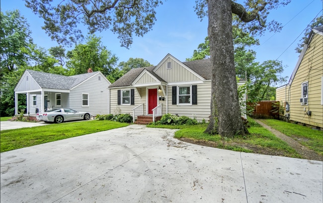 Photo - 2605 Bapaume Ave