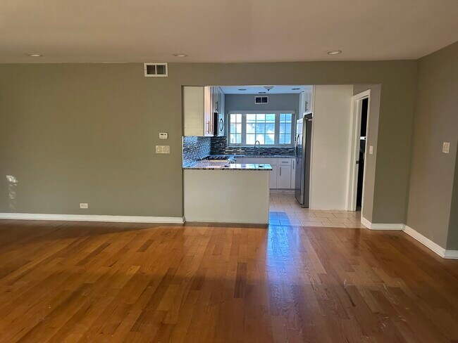 Photo - 1600 W 55th St