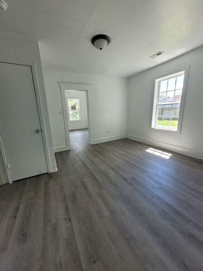 Come see this 2 Bedroom 1 Bath near Downtown! House House Rental in