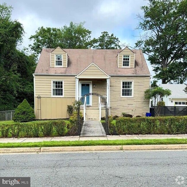 Building Photo - 4012 Woodland Dr Rental