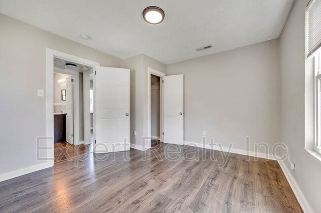 Photo - 1045B 57th St