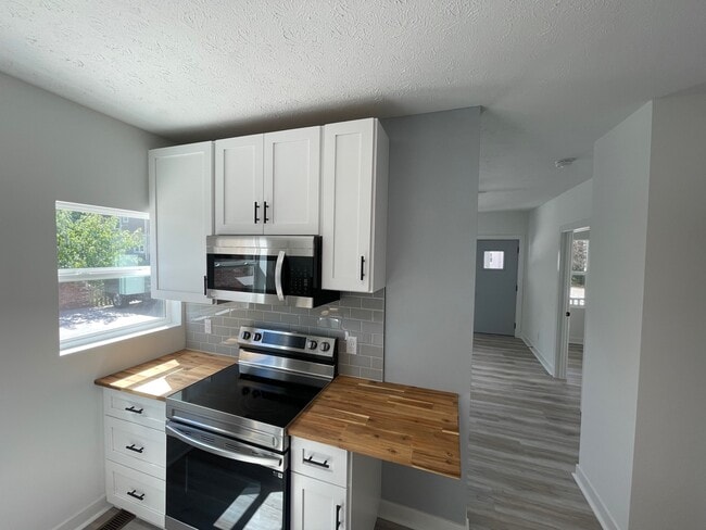 Building Photo - 2275 W 11th St Unit Up