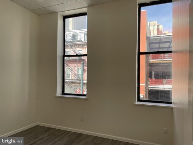 Photo - 910 Arch St Unit 2F