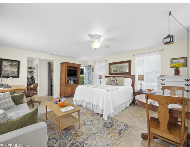 Building Photo - 509 Live Oak St