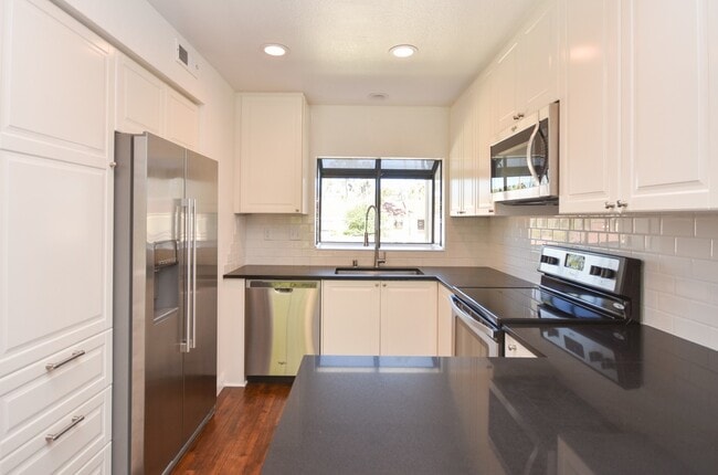 Cozy Upstairs Unit with Greenbelt View! - Cozy Upstairs Unit with Greenbelt View!