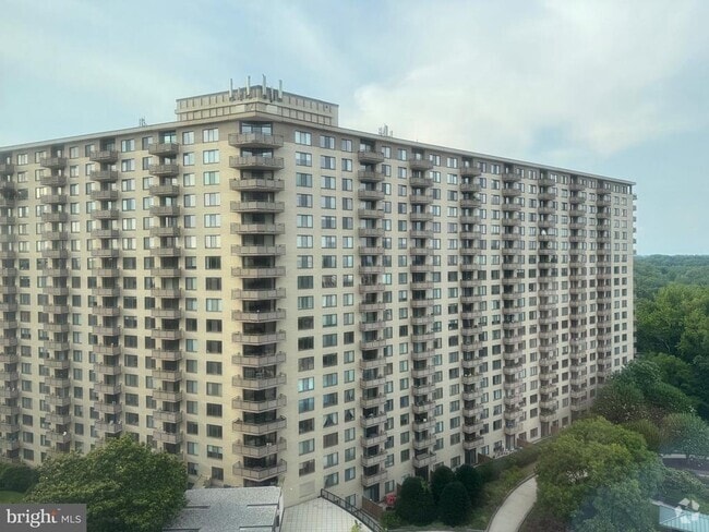 Building Photo - 5225 Pooks Hill Rd Unit 1214S Rental