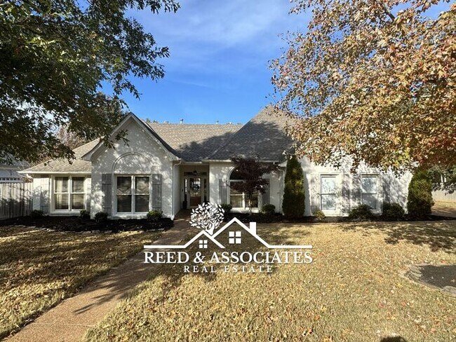 Building Photo - 4 bedrooms plus pool in Collierville!