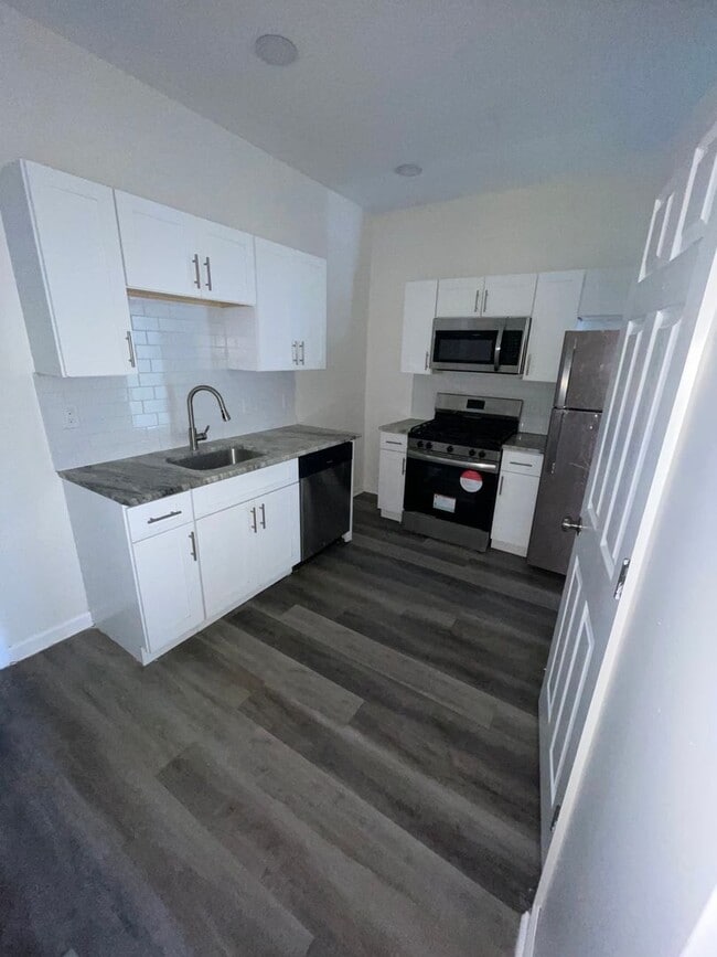 Building Photo - 3-Bedroom Home with Modern Finishes & Spacious Backyard
