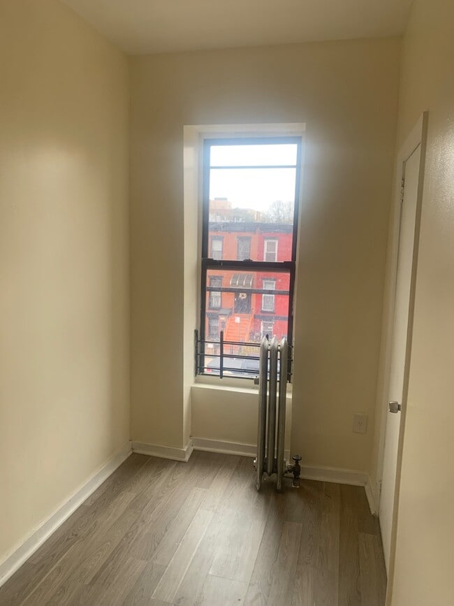 Photo - 463 Van Buren St