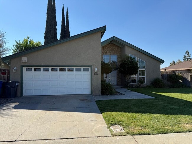 Building Photo - Nicely updated home in established Turlock...