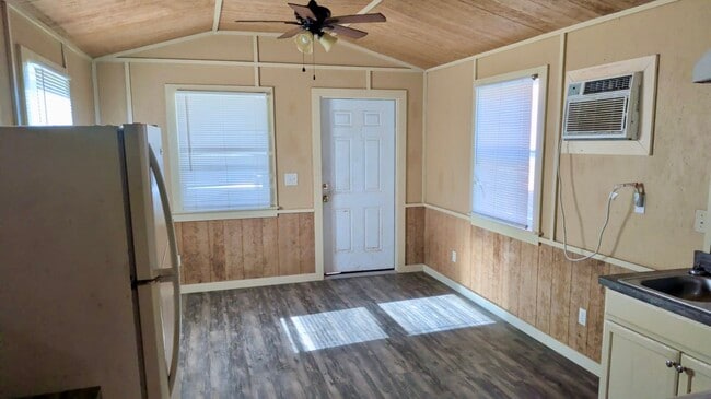 Photo - 401 N Clegg St